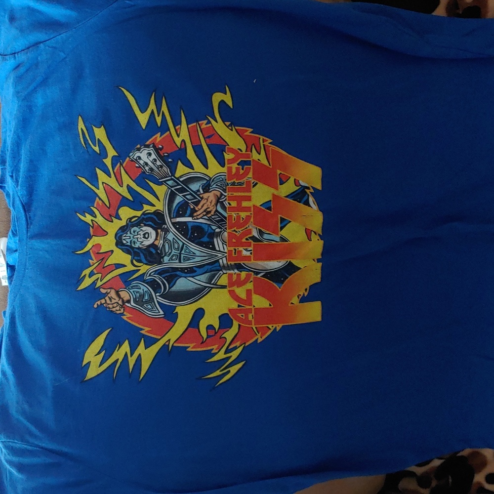 Kiss graphic tee